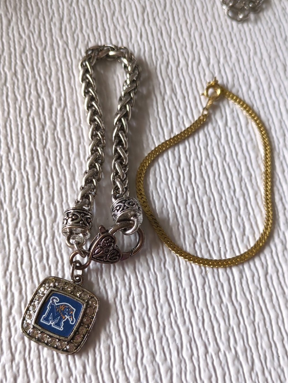 🎂Y12 Lot of More than 15 Bracelets and Bangles - Various Metals and Acrylic - Picture 12 of 14